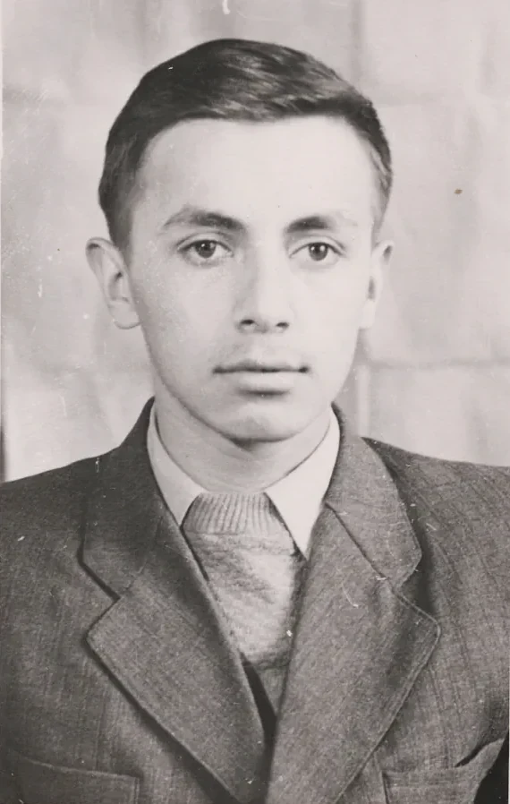 Юрий Акакьевич в молодости, чёрно-белый портрет